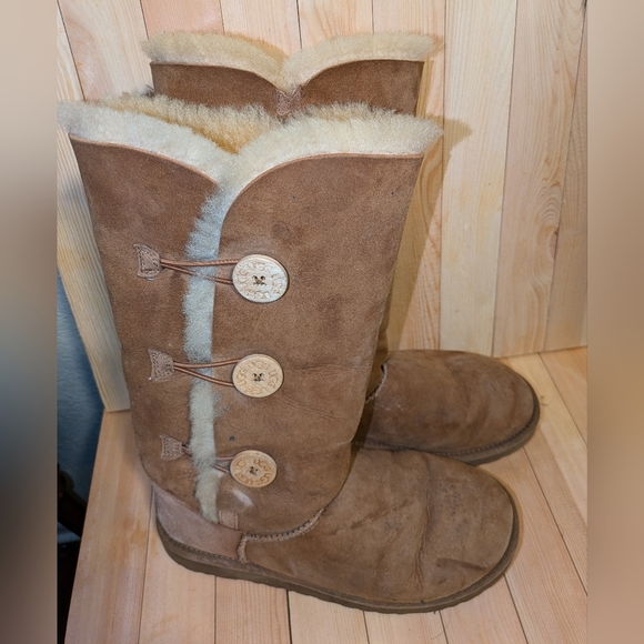 UGG Shoes - UGGs  Tan and Cream Winter Boots with Fluffy Lining size 9 pre-owned
